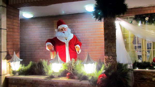 At Christmas in Jolfa neighborhood