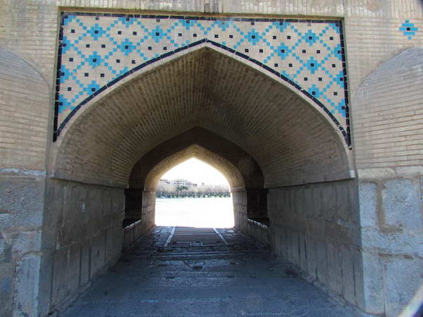 One of spans of Khajoo Bridge