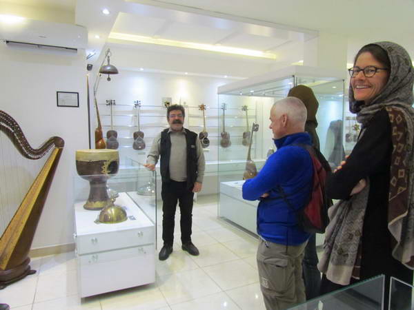 Master Mehrdad Jeihooni explains to foreign tourists in Isfahan Music Museum