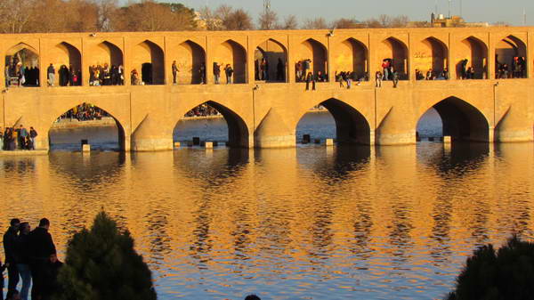 Si O Se Pol bridge, Zayandeh Rud River & Isfahanies and tourists