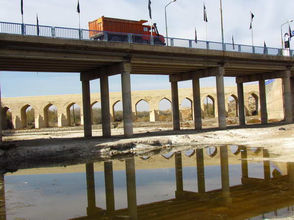 A new bridge with view of the old bridge in Ezhieh