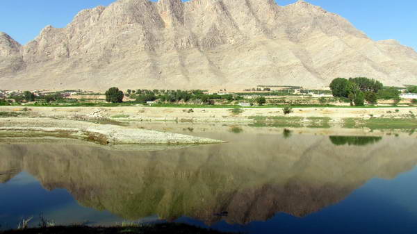 Qaleh Bozi Mountain near Zayandeh Rud River
