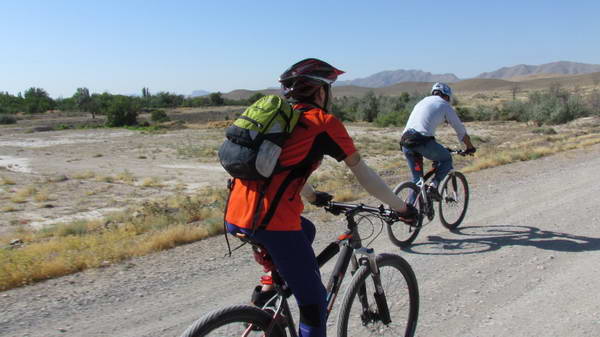 Cycling from Isfahan to Khamiran earthen dam