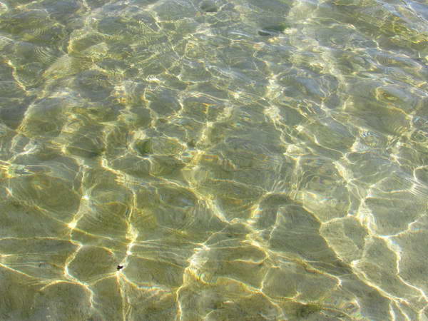 Clear water in shallow shores in the west of Hengam Island