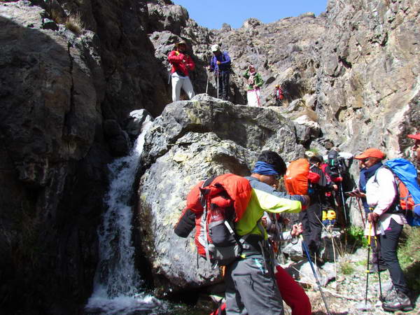 Climbing the Karkas Mountain from Tameh route
