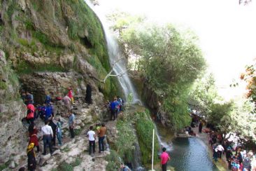 Niasar waterfall