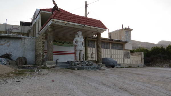 Replica of Shapur in front of a store