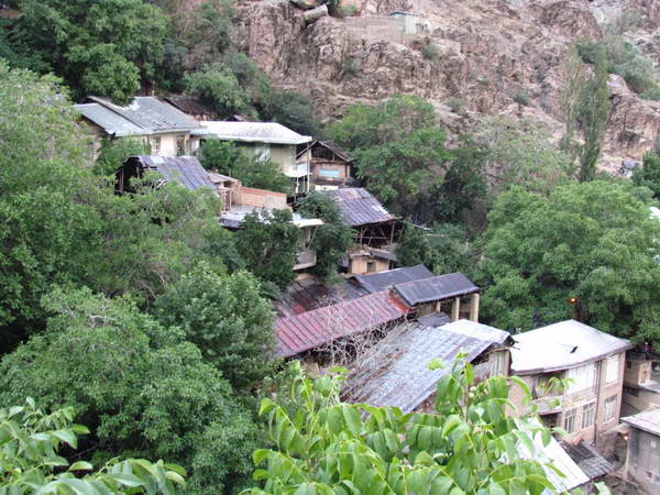 Pas-e Ghaleh village, above Darband