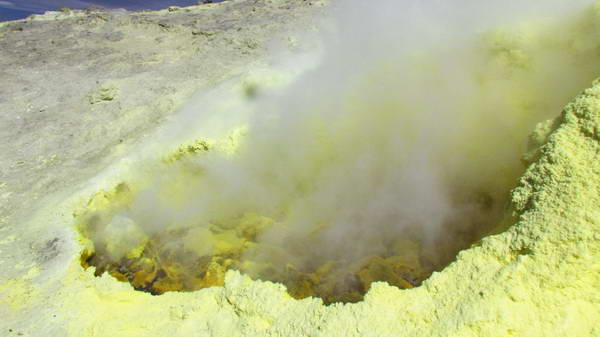 Sulphur eruption on Taftan peak