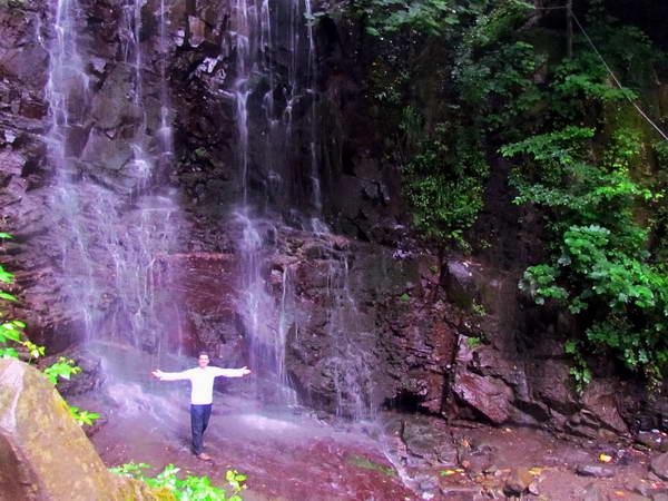 Lounak waterfall
